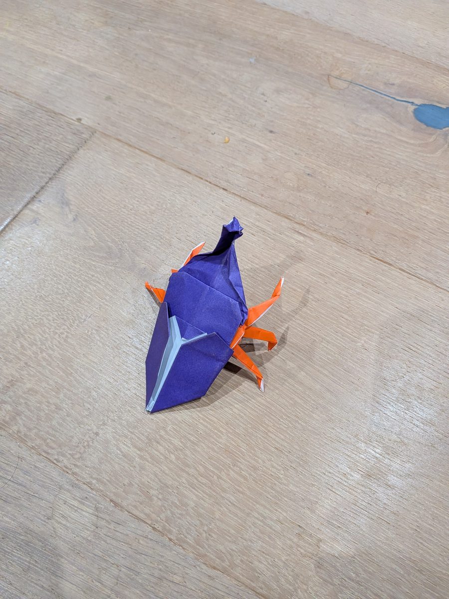 紫とオレンジの折り紙カブトムシ